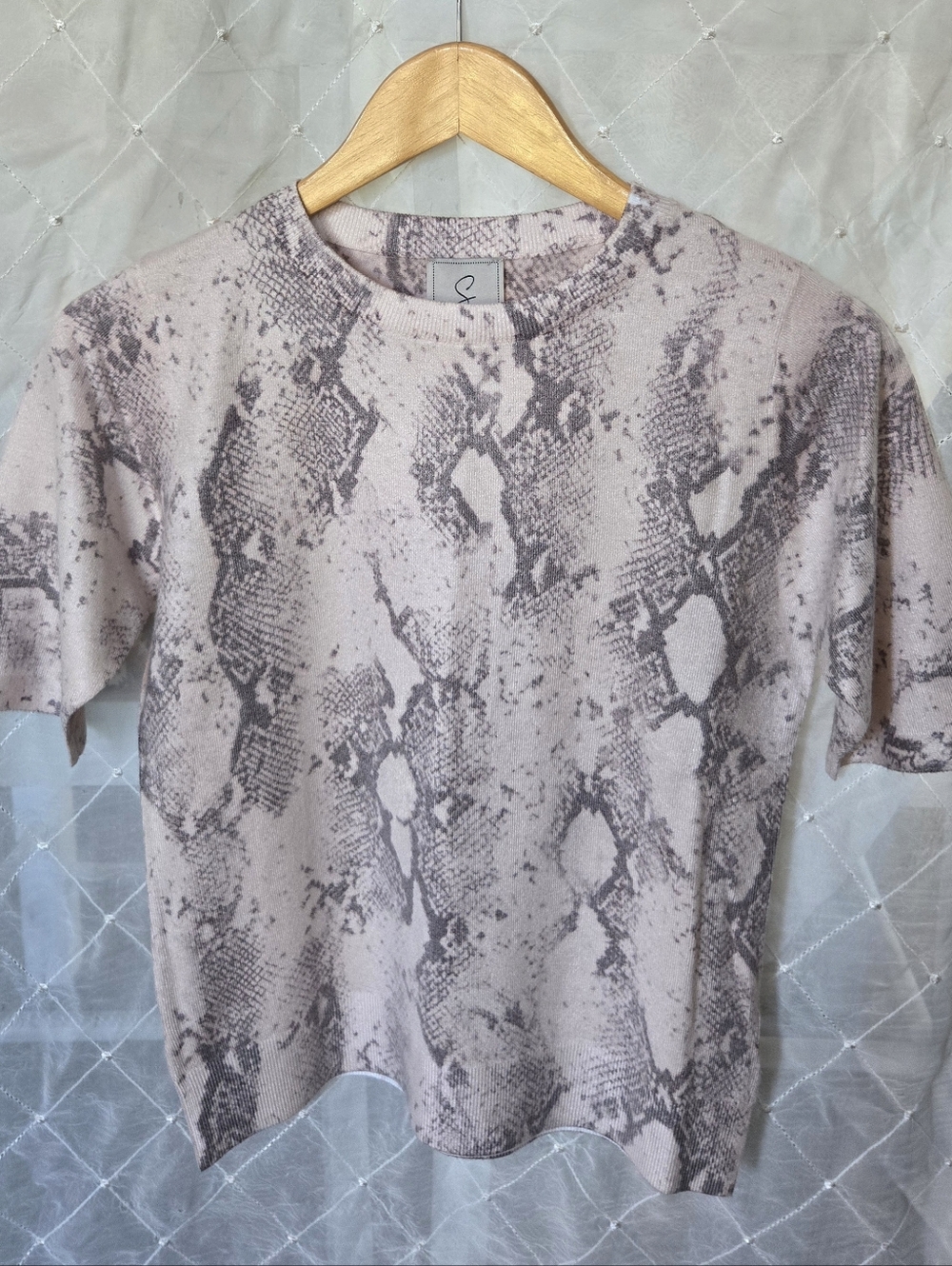 Sioni Cream and Gray Snake-Print Knit Top